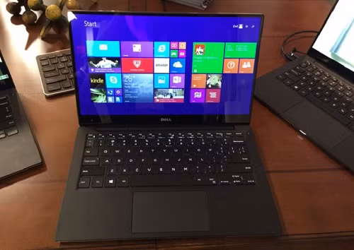  Dell's XPS 13. Dell XPS 13 (2015) vẫn giữ nguyên kích thước màn hình là 13.3 inch với viền benzels siêu mỏng quanh màn hình của máy với độ dày chỉ 5.2mm. Dell còn cải tiến rất nhiều trên màn hình của máy với việc trang bị 1 màn hình cảm ứng có độ phân giải cao 1800 x 3200. Đó là 1 sự thay đổi rất lớn khi so với độ phân giải 1366 x 768 của các phiên bản trước. Về mặt thiết kế, Dell XPS 13 (2015) vẫn không thay đổi nhiều so với các phiên bản XPS 13 trước đây, máy được hoàn thiện bằng chất liệu nhôm và sợi cacbon, nặng 1.17kg và trên phiên bản có màn hình cảm ứng là 1.26kg. 