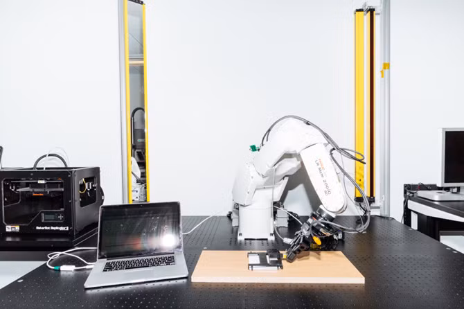 Các loại chuột và trackpad của Apple đều được thử nghiệm trên nhiều bề mặt: kính, kim loại, melamin, gỗ, bê tông. Cánh tay robot trong hình đang thử kéo trackpad trên bề mặt gỗ.