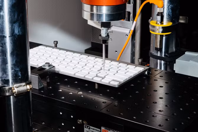 Theo Bergeron, "Mỗi chiếc bàn phím mà chúng tôi xuất xưởng đều được thử nghiệm tại 5 điểm: 4 góc và phần trung tâm".