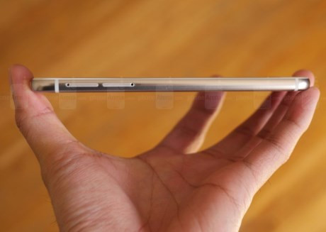  6. HTC One A9 có bộ nhớ trong lên tới 32GB và khe cắm thẻ nhớ microSD lên tới 200 GB. Đây là điều khiến fan hâm mộ Apple phải hổ thẹn. 