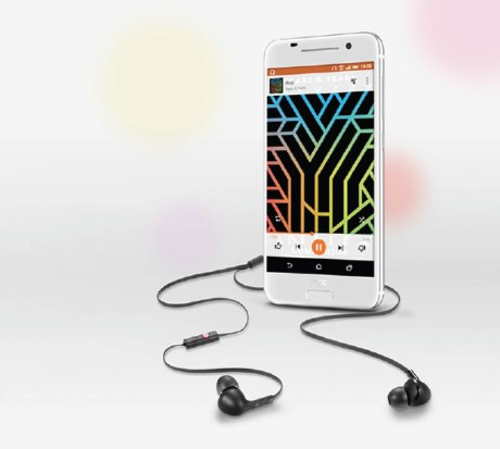  HTC One A9 có thể phát các tập tin âm thanh ở độ phân giải cao, mã hóa 24 bit và tần số lẫy mẫu cao 192 kHz. Trong khi đó, iPhone 6s có giới hạn chất lượng âm thanh giống CD với mã hóa 16 bit tại 44,1/48 kHz. Tất nhiên, iPhone 6s vẫn đáp ứng tốt 99% nhu cầu của người dùng. Nhưng 1% còn lại là những người sành sỏi về âm thanh đòi hỏi cao hơn thế và One A9 là lựa chọn tốt hơn hẳn. 