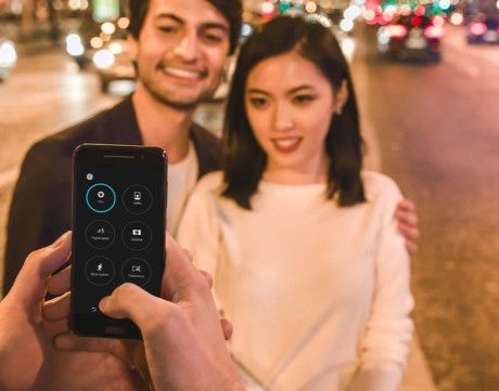  5. HTC đã rất chăm chút cho One A9, nó có một cảm biến 13MP mặt sau với khẩu độ F/2.0 tích hợp ổn định quang học cùng giao diện được cải tiến, nó không có khả năng quay video 4K mà chỉ là full HD. iPhone 6s không có tính năng này. 