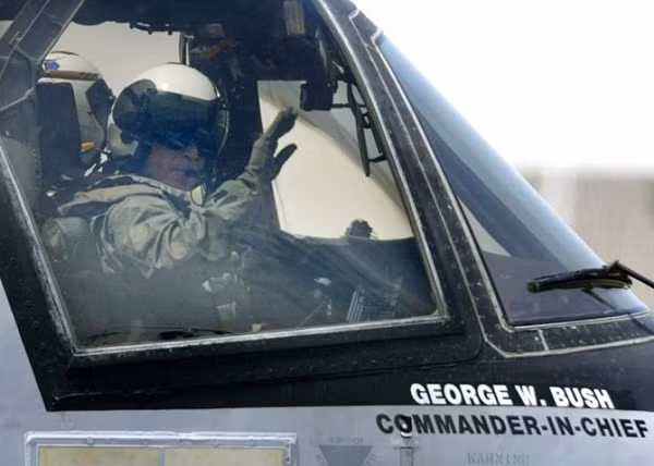 Cựu Tổng thống Mỹ George W. Bush ngồi trong buồng lái chiếc S-3 Viking, trước khi chiếc máy bay cất cánh khỏi tàu sân bay USS Abraham Lincoln ở căn cứ quân sự ở North Island, San Diego ngày 1/5/2003.