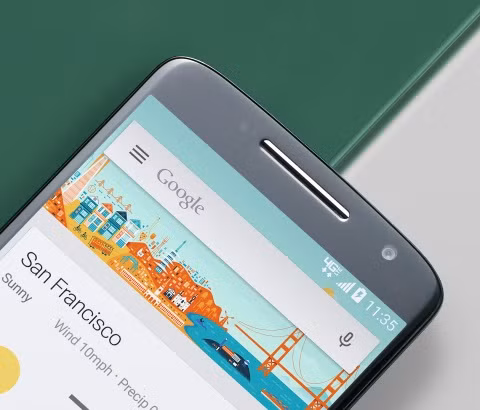 Về cơ bản, Droid Maxx 2 là một phiên bản tại thị trường Mỹ của chiếc Moto X Play từng được phát tại châu Âu, Canada và Ấn Độ. Sản phẩm sở hữu thiết kế chắc chắn và tối giản các đường nét với nhiều màu sắc khác nhau.