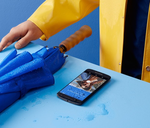 Motorola đã trang bị cho chiếc Droid Maxx 2 pin có dung lượng ấn tượng, lên tới 3.630 mAh. Thậm chí, hãng đã cam đoan rằng Droid Maxx 2 có thể duy trì thời lượng pin lên tới 48 giờ khi “sử dụng hỗn hợp mọi tính năng”. Bên cạnh đó, thiết bị còn được tích hợp tính năng sạc siêu nhanh, cho phép người dùng sử dụng máy trong vòng 8 tiếng đồng hồ chỉ với 15 phút sạc.