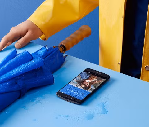 Motorola đã trang bị cho chiếc Droid Maxx 2 pin có dung lượng ấn tượng, lên tới 3.630 mAh. Thậm chí, hãng đã cam đoan rằng Droid Maxx 2 có thể duy trì thời lượng pin lên tới 48 giờ khi “sử dụng hỗn hợp mọi tính năng”. Bên cạnh đó, thiết bị còn được tích hợp tính năng sạc siêu nhanh, cho phép người dùng sử dụng máy trong vòng 8 tiếng đồng hồ chỉ với 15 phút sạc.