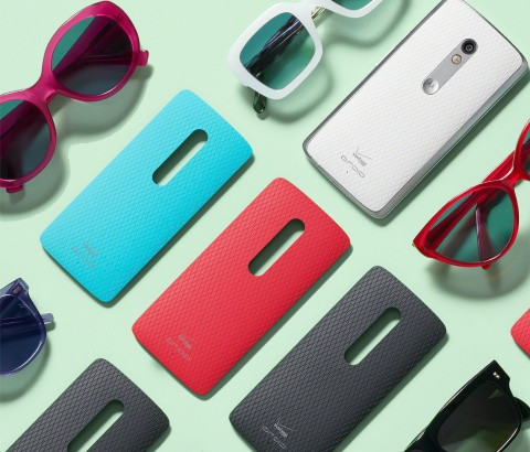 Đặc biệt, ốp lưng của máy có thể tháo rời và người dùng có thể tùy chọn thiết kế phần ốp lưng này theo sở thích của mình. Ngoài ra, để bảo vệ máy tốt hơn, người dùng có thể trang bị cho Droid Maxx 2 phụ kiện bao da Moto Flip Shell với thiết kế sang trọng.