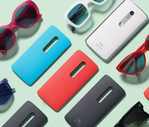 Đặc biệt, ốp lưng của máy có thể tháo rời và người dùng có thể tùy chọn thiết kế phần ốp lưng này theo sở thích của mình. Ngoài ra, để bảo vệ máy tốt hơn, người dùng có thể trang bị cho Droid Maxx 2 phụ kiện bao da Moto Flip Shell với thiết kế sang trọng.