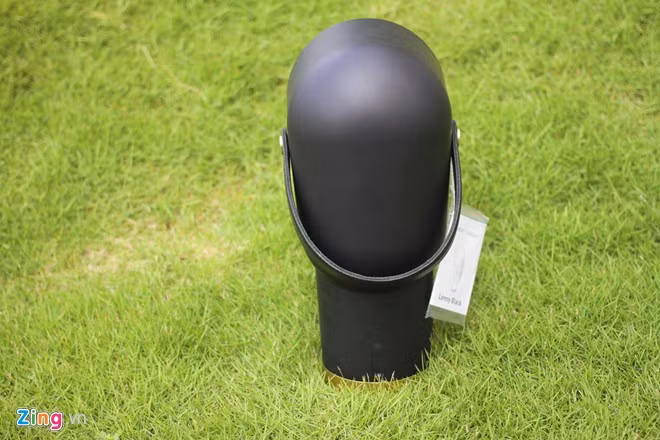 Thân loa được làm bằng nhựa nhám, chất liệu này dễ bám vân tay cũng như bụi bẩn.