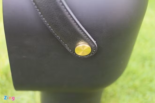 Loa cũng được thiết kế thêm 1 dây xách để thuận lợi cho việc di chuyển. Nó được làm bằng da thật và được gim bằng vít lớn.