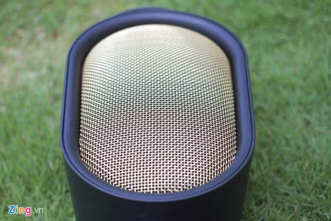 Mặt lưới bảo vệ được làm bằng kim loại mạ vàng. Loa di động Lenny được trang bị hai củ loa 2,5 inch và một loa thụ động 4 inche, với tổng công suất là 20watt.