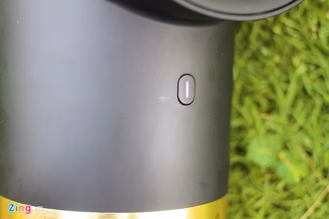 Nút nguồn nằm gọn gàng ở giữa thân loa, ngoài chức năng tắt mở thì đây cũng là nơi bật pair Bluetooth cho Lenny.