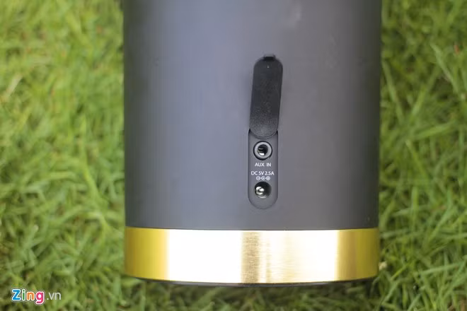Cổng kết nối AUX và cổng sạc nằm gọn gàng ở phía sau, chúng được bảo vệ bằng lớp cao su mềm.