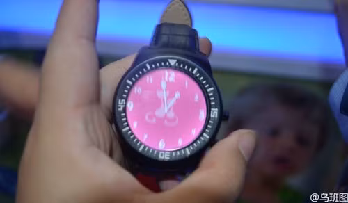 Tuy những chi tiết về đặc tả kỹ thuật của Meizu Blue Charm Watch hiện vẫn còn là những ẩn số, nhưng theo phỏng đoán, mẫu smartwatch sắp ra mắt cũng sẽ có thiết kế chống thấm nước cũng như cung cấp đầy đủ các chức năng theo dõi sức khỏe. Tuy vậy, thiết nghĩ Meizu Blue Charm Watch nhiều khả năng sẽ không hỗ trợ tính năng theo dõi nhịp tim vì hình ảnh chụp mặt dưới chiếc đồng hồ không cho thấy dấu hiệu của cảm biến hỗ trợ chức năng này. Hiện tại, Meizu Blue Charm Watch được kỳ vọng sẽ xuất hiện chung với mẫu smartphone Meizu Blue Charm Metal vốn cũng được đồn thổi là sẽ có thiết kế kim loại nguyên khối, cấu hình tầm trung và camera selfie độ phân giải 5MP.