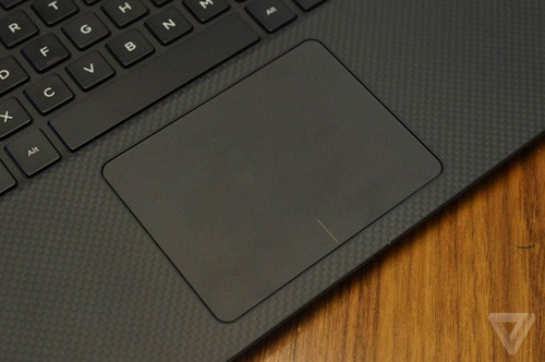 Đáng tiếc là phiên bản 4K sử dụng loại màn hình gương (khiến người dùng bị chói khi dùng dưới điều kiện ánh sáng mạnh). XPS 15 có phiên bản dùng màn hình nhám để khắc phục nhược điểm bị lóa này, tuy nhiên, độ phân giải của bản màn hình nhám thấp hơn, chỉ còn fullHD và không có cảm ứng.