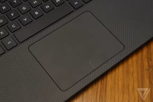 Đáng tiếc là phiên bản 4K sử dụng loại màn hình gương (khiến người dùng bị chói khi dùng dưới điều kiện ánh sáng mạnh). XPS 15 có phiên bản dùng màn hình nhám để khắc phục nhược điểm bị lóa này, tuy nhiên, độ phân giải của bản màn hình nhám thấp hơn, chỉ còn fullHD và không có cảm ứng.