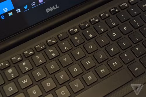 Giống XPS 13, Dell sử dụng nhôm gia công và sợi carbon cho phần nghỉ tay. Máy được trang bị chip Skylake của Intel, với cấu hình thấp nhất là chip Core i3. Con chip này đã đủ cho các nhu cầu sử dụng thường ngày của người dùng, tuy nhiên, nếu muốn mạnh hơn nữa, bạn có thể chọn lên bản dùng Core i7.