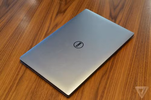 Laptop mới của Dell cũng được trang bị combo cổng Thunderbolt 3/USB Type-C giúp bạn kết nối với phụ kiện hoặc đơn giản là để sạc pin cho máy rất tiện lợi. Máy cũng có phiên bản dùng card đồ họa rời GTX 960M của Nvidia.