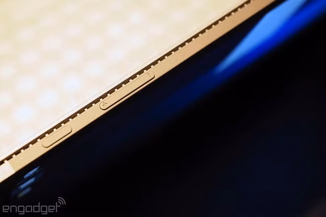 Khe tản nhiệt và các phím nguồn, âm lượng được bố trí ở cạnh trên màn hình.