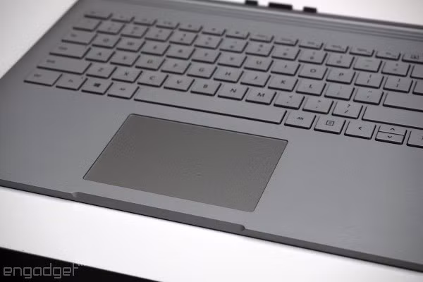 Bàn phím, touchpad và lát cắt xẻ ở cạnh dưới Surface Book giống hệt đối thủ đến từ Apple.Tuy nhiên, bàn phím của Surface Pro trông phẳng và gọn hơn.