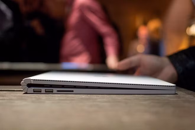 Surface Book có thiết kế khá độc đáo. Máy có kích thước khá gần với MacBook Pro nhưng dày hơn khi gấp lại.