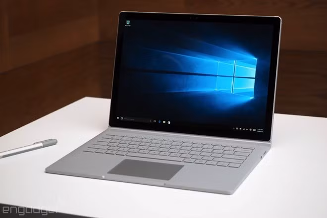 Surface Book được trang bị màn hình 13,5 inch, vi xử lý thế hệ 6 (Skylake) từ Intel, RAM 16 GB, Nvidia Geforce GPU thế hệ mới nhất và bộ nhớ trong 1 TB. Người dùng cũng có thể mở rộng thông qua khe cắm thẻ nhớ SD. Model này cũng được Microsoft trang bị 2 cổng USB 3.0, không có cổng USB-C.