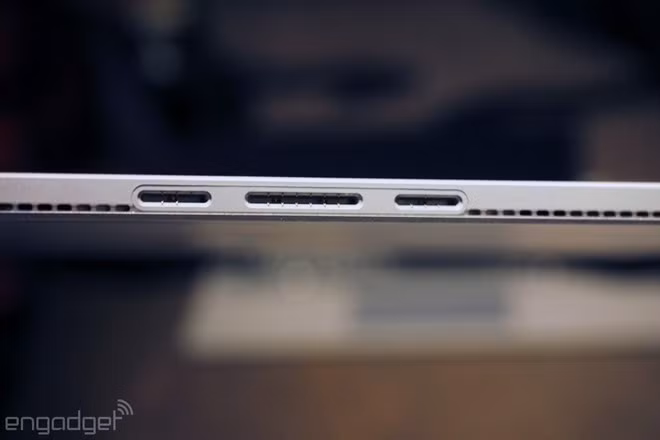 Cạnh dưới là các cổng kết nối với bàn phím.