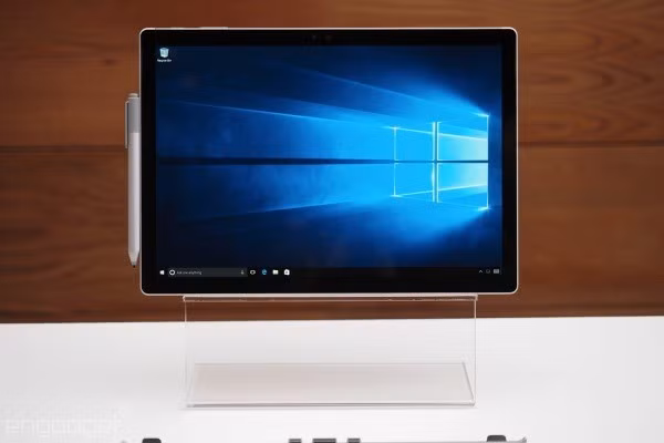 Tương tự Surface Pro 4, Surface Book cũng có thể tách rời màn hình và người dùng có thể sử dụng như một chiếc máy tính bảng cỡ lớn. Bút cảm ứng có thể bám vào cạnh bên nhờ nam châm.