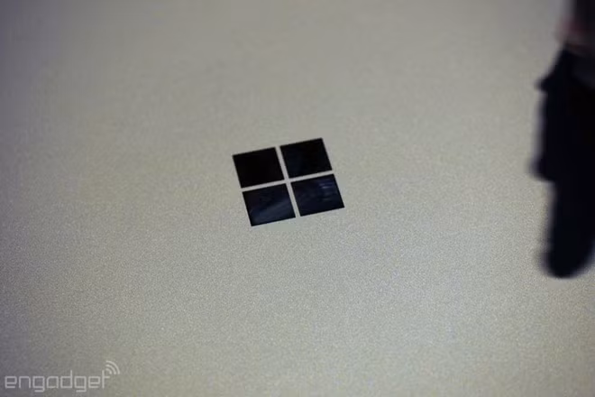 Mặt ngoài có logo Microsoft, nhưng chi tiết này không có đèn phát sáng như trên MacBook.
