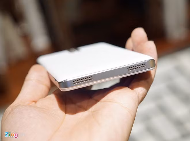 Model này có viền xung quanh bằng kim loại.