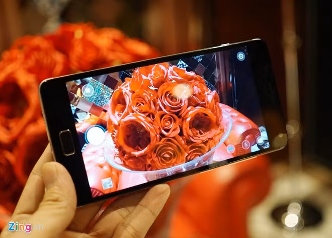 Camera chính của Vibe P1 có độ phân giải 5 MP, camera trước 5 MP. Thử nghiệm nhanh cho thấy camera của model này có tốc độ chụp khá nhanh và giữ được nhiều chi tiết trong điều kiện thiếu sáng.