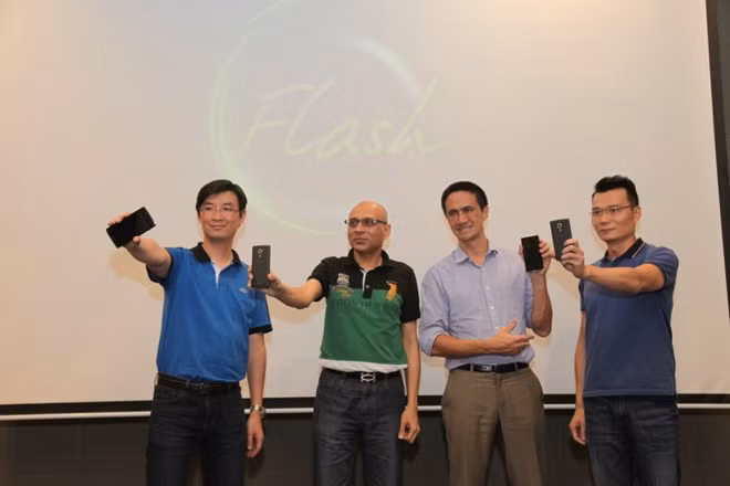 Sau một thời gian vắng bóng trên thị trường, thương hiệu Pháp Alcatel đã trở lại Việt Nam với mẫu smartphone chuyên chụp ảnh mang tên Alcatel Flash 2. Để đưa sản phẩm này xuống mức giá 2,99 triệu đồng, hãng chọn hình thức bán hàng trực tuyến.