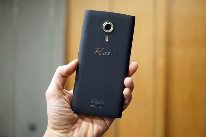 Máy khá gọn khi cầm trên tay. Mặt lưng bằng nhựa nhưng cho cảm giác mềm, mịn như nhung thật. Chất liệu này giúp máy không bám bẩn, mồ hôi hay vân tay.