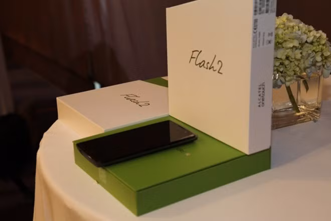 Flash 2 sở hữu màn hình 5 inch độ phân giải HD 1.280 x 720 pixel IPS LCD.