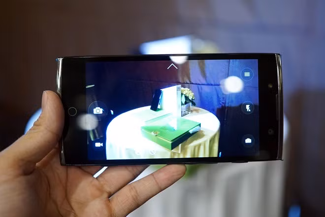 Ngoài camera tốt, Flash 2 cũng có thông số cấu hình ở mức khá trong tầm giá với chip 64-bit 8 nhân 1,3 GHz, RAM 2 GB, đồ hoạ Mali T720MP4. Máy được bán từ ngày 23/10 với hai màu xám và trắng.