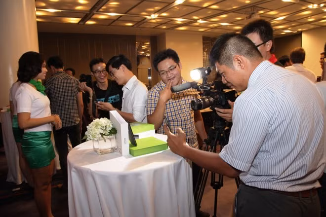 Điện thoại Alcatel Flash 2 cũng là model hỗ trợ mạng 4G LTE có giá rẻ nhất trên thị trường. Theo đại diện của Alcatel, tuy 4G LTE đang thử nghiệm và dự kiến giá cước cao tại Việt Nam, người dùng trẻ vẫn luôn muốn tiếp cận những công nghệ mới. Đó là lí do Alcatel vẫn trang bị kết nối này cho những sản phẩm giá thấp.