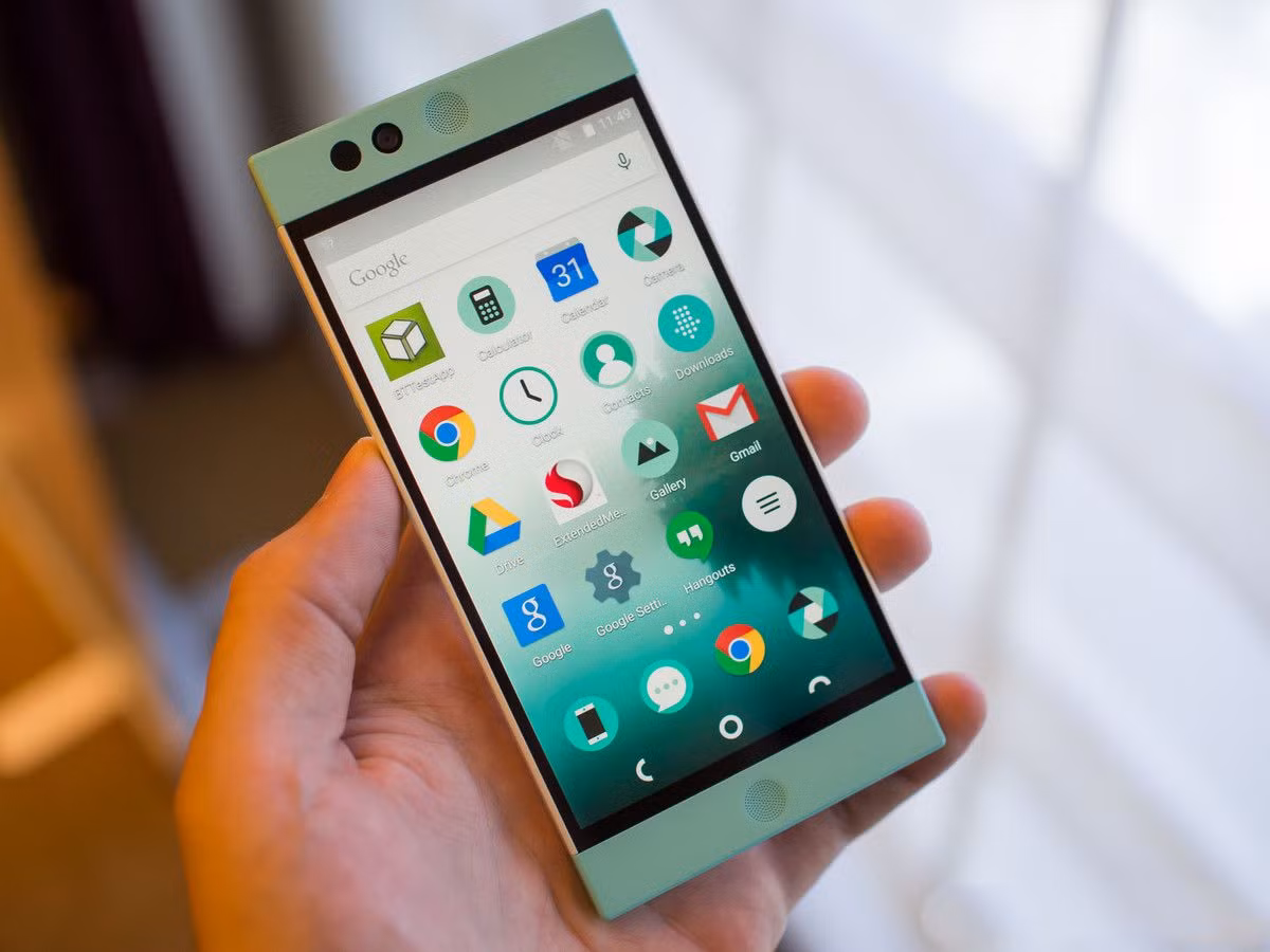 Nextbit Robin. Nextbit Robin có màn hình 5,2 inch độ phân giải 1080p, chip xử lý Snapdragon 808, RAM 3GB, ROM 32GB, pin dung lượng 2,680 mAh. Máy dùng cổng USB Type-C ở phía dưới và cổng này hỗ trợ truyền tải dữ liệu theo chuẩn USB 3.0 tốc độ cao. Robin cũng được trang bị cả cảm biến vân tay được tích hợp luôn ở nút nguồn nằm ở cạnh máy.