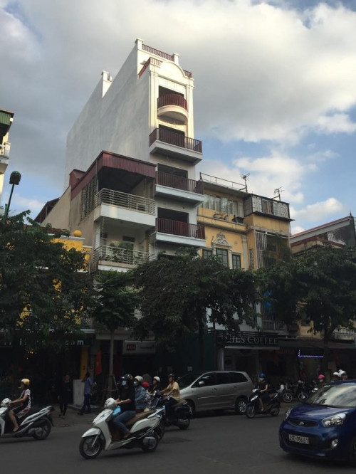 Nha nguyen Pho Chanh thanh tra So XD vuot phep tren pho Hue?