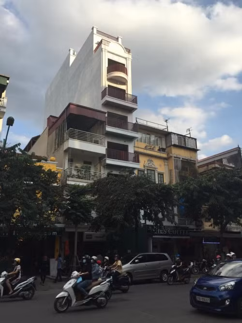 Nha nguyen Pho Chanh thanh tra So XD vuot phep tren pho Hue?