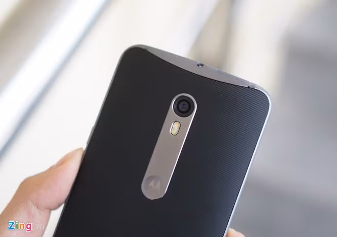 hãng dùng một thanh kim loại ốp vào lưng máy để đặt cụm camera, đèn flash kép và logo Motorola. Ở thế hệ trước, đèn flash của máy được đặt trên phần viền cụm camera. Vỏ nhựa được làm dạng vân, giúp cầm nắm dễ hơn và không bám vân tay.