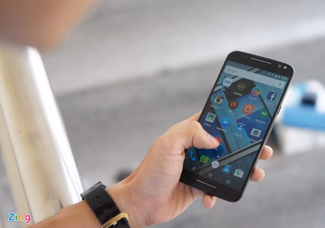 Moto X Style có kiểu dáng đẹp, mặc dù hơi lớn (5,7 inch). Tỷ lệ hiển thị mặt trước của máy không quá cao (khoảng gần 75%). Viền máy mỏng, chi tiết thừa ít.