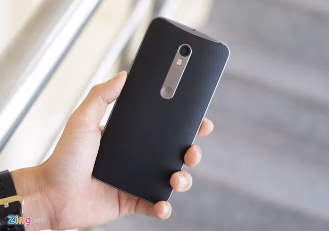 Máy nặng 179 gram, mỏng 11,1 mm. Trong bối cảnh các hãng sản xuất đua nhau tung các smartphone mỏng nhẹ thì Motorola X Style trái ngược hoàn toàn.