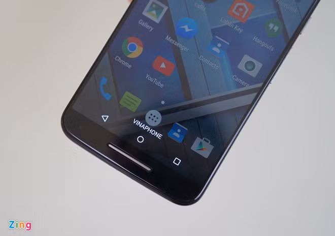 Một chi tiết hơn khó chịu trên Moto X Style là cụm loa ngoài đặt hơi lồi ra ở các cạnh trên dưới. Các phím điều hướng ảo được đặt trong màn hình.