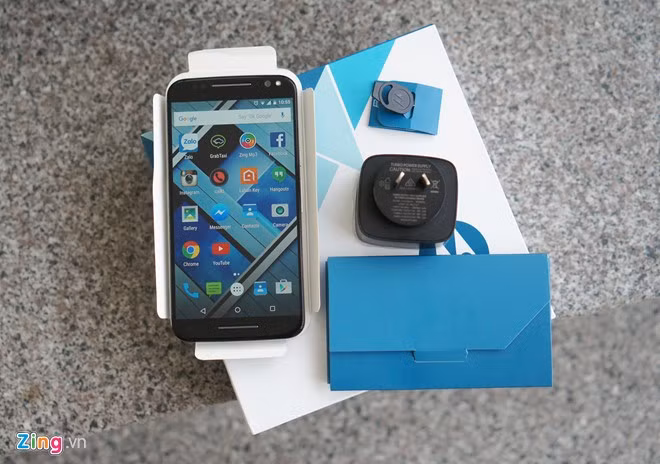  Điện thoại Motorola Moto X Style hiện chỉ bán ra tại một số thị trường lớn. Đây là một chiếc X Style được xách tay từ Mỹ về Việt Nam. Tại Mỹ, máy có giá bán 399 USD cho bản tiêu chuẩn 16 GB.