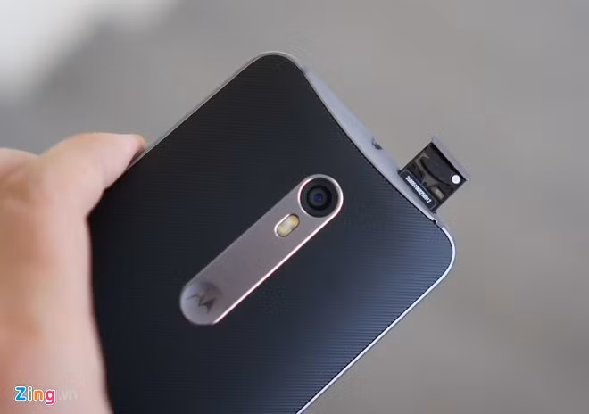 Moto X Style sở hữu khay SIM khá hầm hố. Mặt sau của khay SIM là nơi đặt thẻ nhớ micro SD.