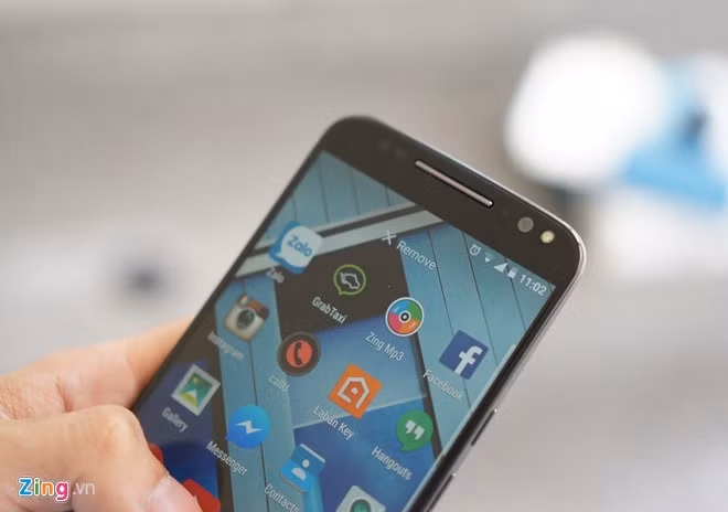 X Style dùng màn hình Quad HD độ phân giải 2.560 x 1.440 pixel, mật độ điểm ảnh hơn 500 ppi. Màn hình dùng công nghệ LCD, thiết kế cong 2,5D tạo cảm giác êm khi vuốt sang cạnh bên. Qua trải nghiệm, đây là một trong những màn hình trong và nét nhất từ trước đến nay, không thua kém màn hình của chiếc Note 5.