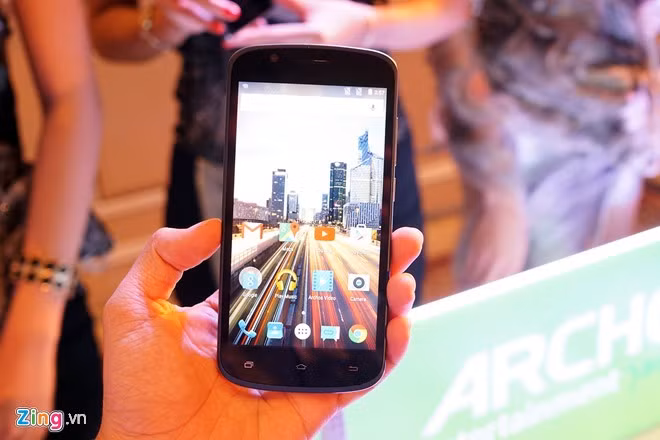  Archos 50E Helium (giá tham khảo: 2,89 triệu). Đây là model tiếp theo đánh dấu sự quay lại của Archos với hàng loạt smartphone trải dài từ nhóm bình dân đến cao cấp. Những model này hướng đến thiết kế tốt và hỗ trợ kết nối 4G LTE. Archos 50E Helium là model giá rẻ đáng chú ý. Máy được trang bị màn hình 5 inch, dùng chip Snapdragon 210 4 nhân 1,1 GHz, RAM 1 GB, camera chính 8 MP. Archos 50E hỗ trợ 2 SIM và kết nối 4G LTE.