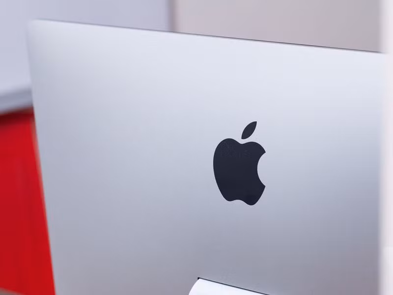 Logo Apple được đặt chính giữa phía sau.