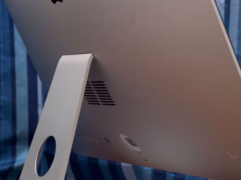 Quạt tản nhiệt nằm phía trong chân đế.