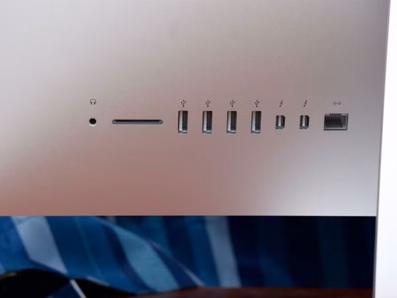 Jack cắm tai nghe, đầu đọc thẻ SD, 4 cổng USB 3.0, 2 cổng Thunderbolt 2.0, jack cắm mạng (từ trái sang).